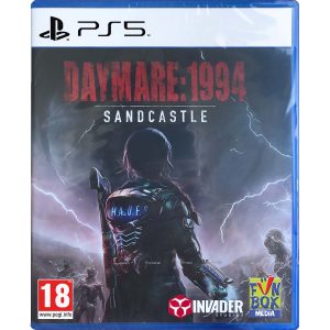 Obrazek przedstawia pudełko gry Daymare: 1994 Sandcastle na konsole PS5. Na ilustracji okładki widać na środku dziewczynę odwróconą do widza plecami. Dziewczyna o brzozowych włosach jest ubrana w mundur i ma na plecach napis HADES i ma związane w warkocz włosy. Wokół niej występuje wiele postaci z zdeformowaną twarzą i elektrycznością wychodzącą z ich białych oczu. Sytuacja odgrywa się w nocy, gdzie na niebie widać błyskawice i tytuł gry Daymare: 1994 Sandcastle.    