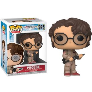 Obrazek ukazuje pudełko z figurką/zabawką Funko Pop! Movies: Ghostbusters: Afterlife - Phoebe #925 w środku, a po jego prawej znajduje się sama figurka/zabawka Funko Pop! Movies: Ghostbusters: Afterlife - Phoebe #925