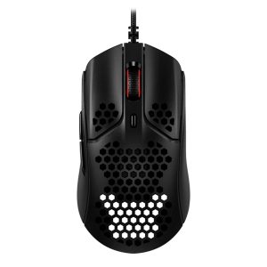 Czarna myszka do komputera. Ma czerwone elementy na rolerze oraz wentylacje w miejscu śródręcza w postaci dziurek. Myszka posiada czarny kabel. Jej nazwa to HyperX Pulsefire Haste