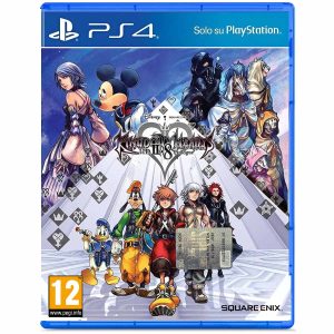 Obrazek ukazuje okładke gry Kingdom Hearts HD 2.8: Final Chapter Prologue na konsole PS4. Na ilustracji są pokazani postaci z gry Kingdom Hearts HD 2.8: Final Chapter Prologue w ułożeniu trójkątnym. Na środku jest napis Kingdom Hearts HD 2.8: Final Chapter Prologue