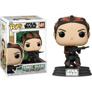 Obrazek ukazuje pudełko z figurką/zabawką Funko Pop! Star Wars: The Book of Boba Fett - Fennec Shand #481 w środku, a po jego prawej znajduje się sama figurka/zabawka Funko Pop! Star Wars: The Book of Boba Fett - Fennec Shand #481