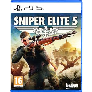 Obrazek Przedstawia pudełko gry Sniper Elite 5 na konsole PS5. Widać na nim żołnierzy walczących. Jeden z nich jest pokazany w bliższej perspektywie . Jest to mężczyzna klęczący i mierzący pistoletem w prawo. Pod nogami ma worki. w oddali widać budynek w blasku światła. Niebo jest czysto niebieskie i umieszczono na nim tytuł gry Sniper Elite 5.
