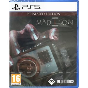 Na obrazku widnieje pudełko gry MADiSON Possesed Edition na konsolę PS5. Na ilustracji okładki widać aparat trzymany przez postać. Aparat zajmuje większość obszaru ilustracji. Widać również dłoń, która go trzyma. Cała ilustracja jest w bardzo ponura, Wysoko jest tytuł gry MADiSON Possesed Edition.