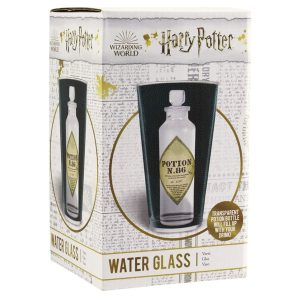 Obrazek ukazuje pudełko ze szklanką Harry Potter Szklanka Eliksir. Opakowanie jest kartonowe, prostokątne i ułożone pionowo. Na środku pudełko jest zdjęcie szklanki Harry Potter Szklanka Eliksir wraz z podpisem Water Glass a na samej górze jest logo Harry Potter.