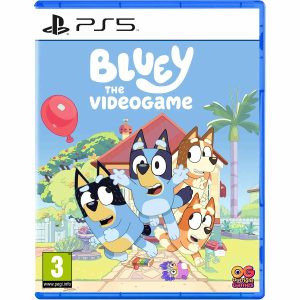 The image shows the box for the PS5 game Bluey The Videogame. The illustration of the game shows the main characters of the cartoon Bluey running in different directions. Behind them is a house with a garden. In the bright sky you can see the title of the game Bluey The Videogame.