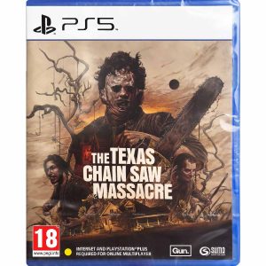 Na obrazku widać pudełko gry The Texas Chain Saw Massacre na kosnole PS5. Na ilustracji widać na środku postać z piłą mechaniczną w rękach. Na wysokości trzymającej przez postać maszyny widać tytuł gry.The Texas Chain Saw Massacre. Po jego dwóch stronach widać dwie postaci, a niżej wdać dom.