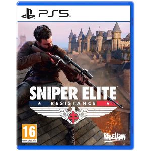Na obrazku widać pudełko gry Sniper Elite Resistance na konsole PS5. Na ilustracji widać mężczyznę z długą bronią zmierzoną w dół. Postać znajduje się po lewej stronie ilustracji, siedząc na dachu, patrzy przez celownik. Za nim widać zamek. Na dole ilustracji widać tytuł gry Sniper Elite Resistance.