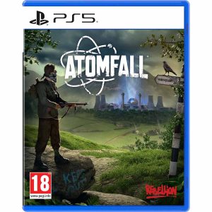 The image shows the box for the PS5 console game Atomfall. The illustration shows a character with a scarf on his face and a gun in his hand. He is on the left side of the illustration, facing the viewer sideways. The rest of the illustration is filled with the background, where you can see a reactor from which blue air is emitted. At the top is the title of the game Atomfall in the center.