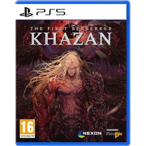 Na obrazku widać pudełko gry The First Berserker Khazan na konsole PS5. Na ilustracji widać głównego bohatera Khazana, Mężczyzna o długich blond włosach z umięśnionym ciałem wraz z prawym ramieniem z rzędami czerwonych oczu, stoi przodem do obserwatora. Za nim znajduje się inna postać odwrócona tyłem do widza. Postacie są okalane czarnymi skrzydłami. Na górze widać oko z czerwonej tęczówce i na jego tle znajduje się tytuł gry The First Berserker Khazan.