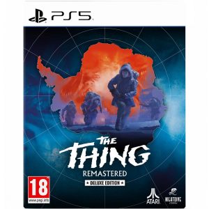 The image shows the box of the game The Thing Remastered Deluxe Edition for the PS5 console. The illustration shows people who are heavily dressed and with weapons walking forward. P=The ground and characters are blue-gray and the background is visible in orange. At the bottom of the cover you can see the title of the game The Thing Remastered Deluxe Edition.   